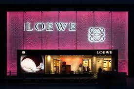 Loewe 読み方はロエベ 発音 イントネーションは 財布 バッグを安く買う値引きはできる 通販やメルカリ りーまとめ